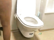 高顏值長發妹子鏡頭前現場表演洗澡 道具插逼自慰 呻吟淫水泛濫 逼逼得被玩腫了 對白淫蕩