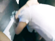 周末约两个老公不在家的丝袜少妇露脸玩3P完整版