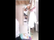 大胸学妹趁着宿舍没有其它人玩直播逼逼随便揉几下就出淫水