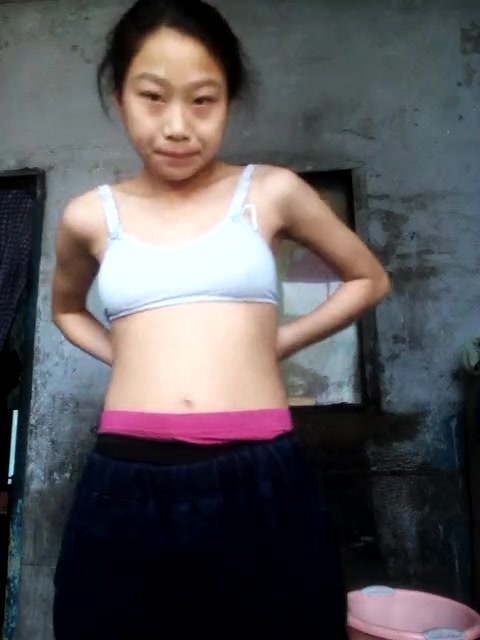 悲哀啊！非常接地气的贫穷农村妹子也被骗拍脱衣视频