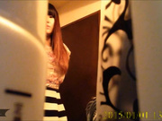 浴室针孔摄像偷拍美女穿奶罩，身材很诱惑