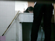 國內某醫學院公共女廁拍攝到的各式美女如廁 肥臀嫩穴看得誘惑十足 露臉高清