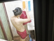 偷看楼上年轻美女洗澡