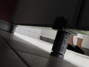 盗站新流校园坑神潜入某高校女卫躲藏隔壁坑位连续偸拍学妹们大小便高清多视角出来还要拍脸