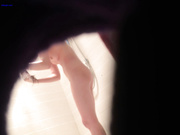 精品推薦 變態房東出租屋暗藏攝像頭偷拍苗條白嫩大學生妹子沐浴更衣 雪白肌膚堅挺美乳看得讓人欲火焚身 1080P高清原版