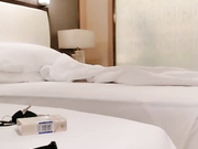 猥琐眼镜哥酒店花1888找了个美女技师玩全套