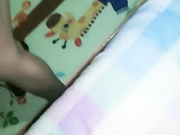 小两口有创意卖母乳，奶水喷射到鸡鸡上，粉红鲍鱼阴毛浓密，做爱途中奶水乱流，白嫩肥臀真实夫妻生活更刺激