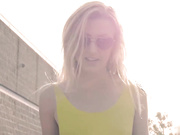 身材苗条的小姐姐被弟弟的大白公鸡大量中出