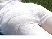 白皙马尾丰满女孩被大公鸡给操了