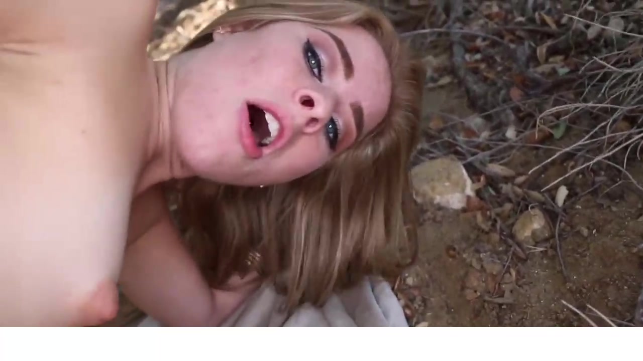 搭便车的金发碧眼女孩被抱起来在户外性交