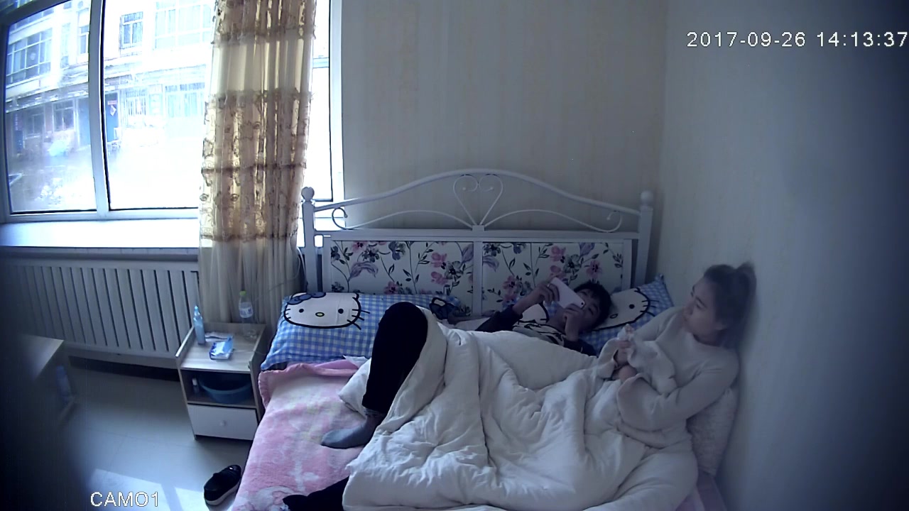 【精品推薦】未流出過的小旅館高清偷拍-年輕小情侶待在房裏無聊 玩了會手機就操逼 原版高清