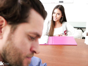 娇小的女学生Arielle Faye引诱校长做爱