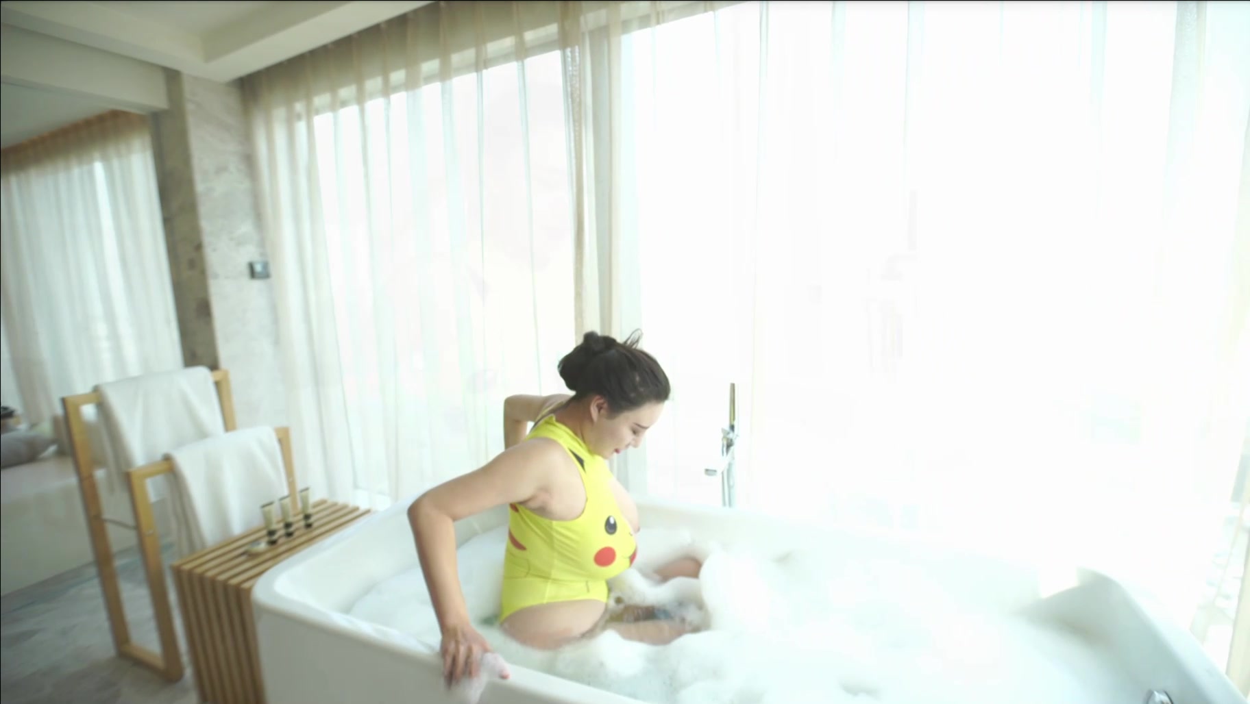 最新流出果哥精品大尺度白金版视频巨乳模特被潜沙发跪着给导演吃屌1080P高清原版