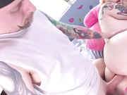 金发丰满人妖妩媚眼神深喉大屌舔蛋蛋操到射