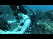 潜水爱好者水下做爱