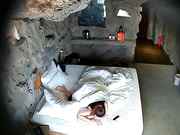 特色洞穴房大奶妹开好房等候男友来了衣服不脱激情互搞脱光后继续大战连干3次小伙抠穴厉害妹子喜欢吃J8