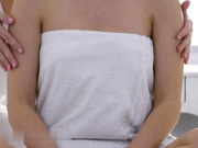 按摩室性感女同性恋性爱Alexis Crystal和Alya Stark浪漫油浸剪刀