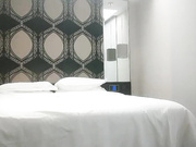 肉感肥臀骚女短裙69扣穴抗腿猛操把套被发现