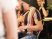 红发妩媚汉堡店服务员人妖拿出鸡巴勾引帅哥高潮口爆