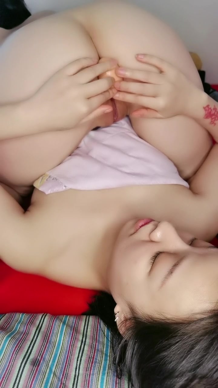 小少妇演69舔逼，干净粉嫩还没毛舔的好刺激