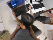 永远不够！在电脑前触摸我女朋友直到她吞咽