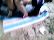 中年大叔和朋友老婆在小树林玩野战换妻旁边几个观摩者在不停笑