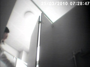 超男双镜头190屁股好痒,蹲下抓抓,顺手把尿擦