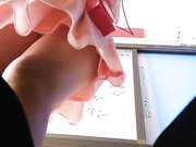 熊孩子课堂上近距离偷拍粉裙美女老师肉色内内,私处的阴毛都看到了