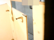 【經典盜攝】疑似商超內部猥瑣男站衛生間盜攝漂亮大胸營業美眉尿尿 2部合集～原版高清 (1)