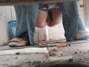 厕所偷拍鲍鱼，还流着白浆