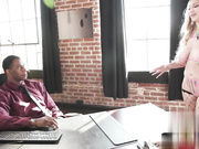 丰满的脱衣舞女斯凯拉·沃克斯接受了她老板的BBC采访