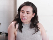 GIRLSWAY LaSirena69获准与喷射器兔子科尔比一起作弊以实现幻想