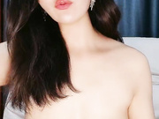 迷人的小少妇风骚勾人诱惑狼友黑丝诱惑道具玩逼喷水