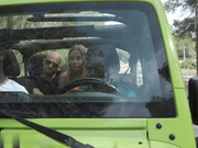 性感金发女郎在户外为两名伴侣提供完美的服务